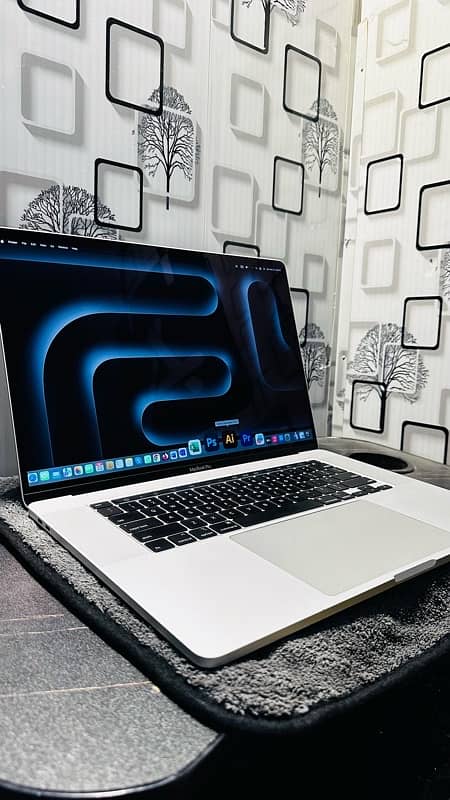 Apple MacBook Pro 16” (2019) – Intel Core i7, 32GB RAM, 512GB SSD, 1