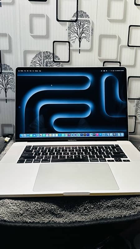 Apple MacBook Pro 16” (2019) – Intel Core i7, 32GB RAM, 512GB SSD, 4