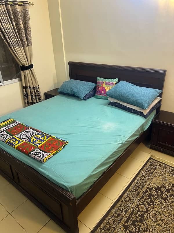 wooden bed set in king size with 2 side drawers 1