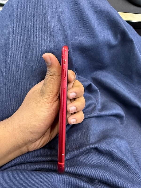 IPhone 11 64 GB 87 BH Red Colour 2