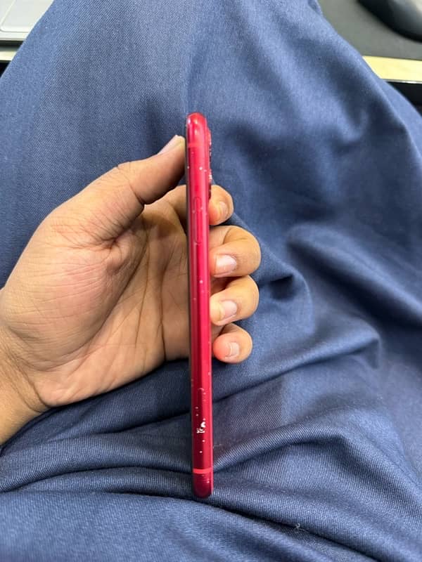 IPhone 11 64 GB 87 BH Red Colour 4