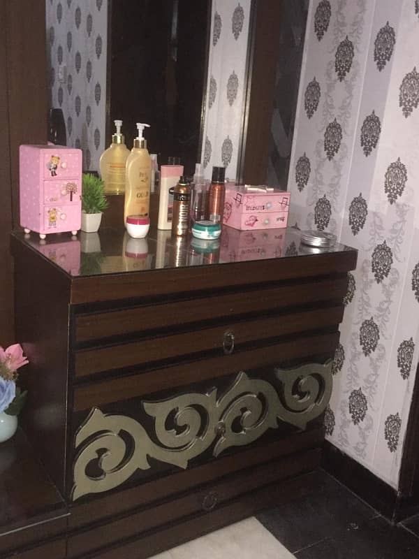 dressing table forsale good condition 1