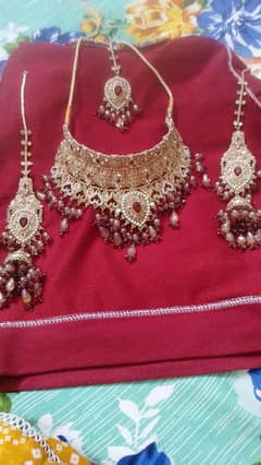 jewelry set golden color mehroon perls 1 time used