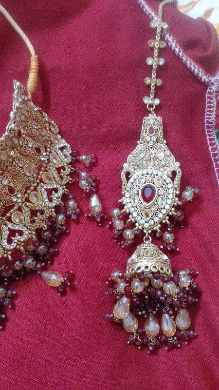 jewelry set golden color mehroon perls 1 time used 2