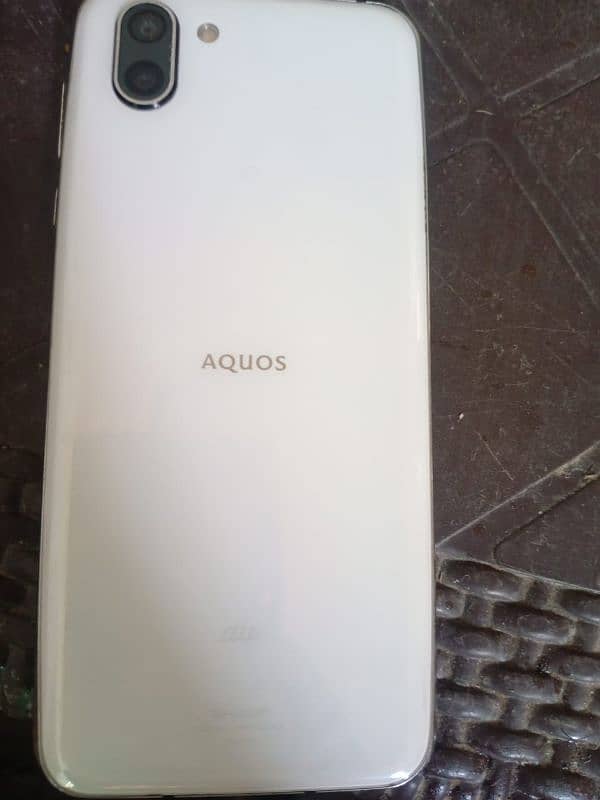 Aquos r2 4