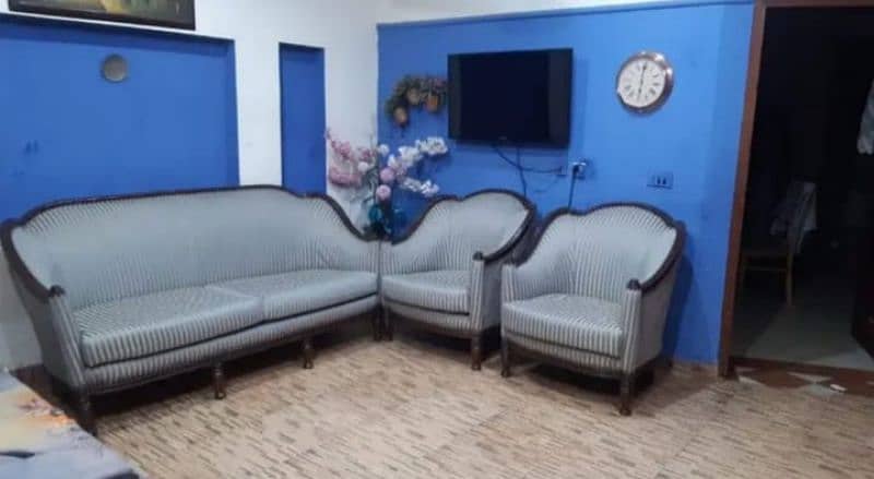 sofa set for sale fresh condition 5 seatrs 2