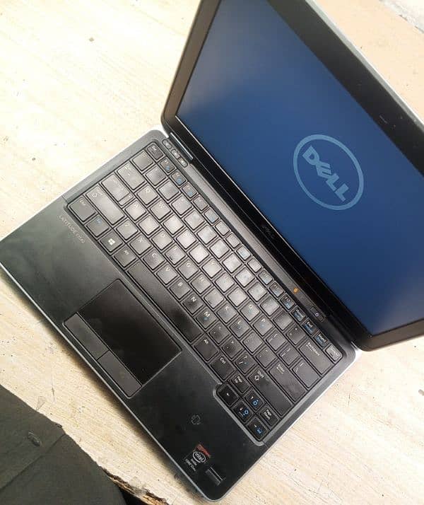 Dell Latitude E7240 2