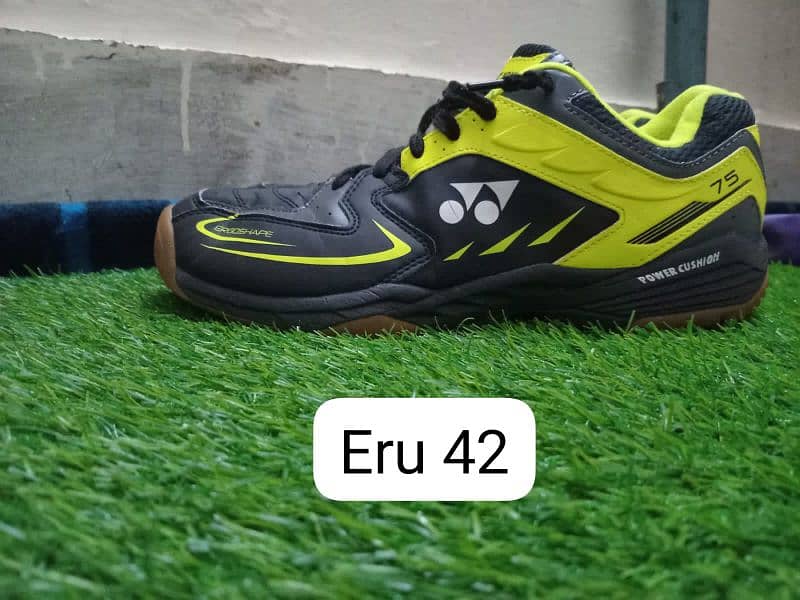 younex badmintion shoes size eru 42 uk 8.5 0