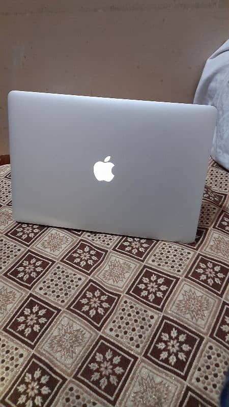 Apple Mac Book Pro MID 15 With Orignal Charger 1