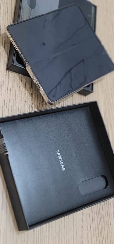 Samsung Z Fold 4 - condition 10/10 1