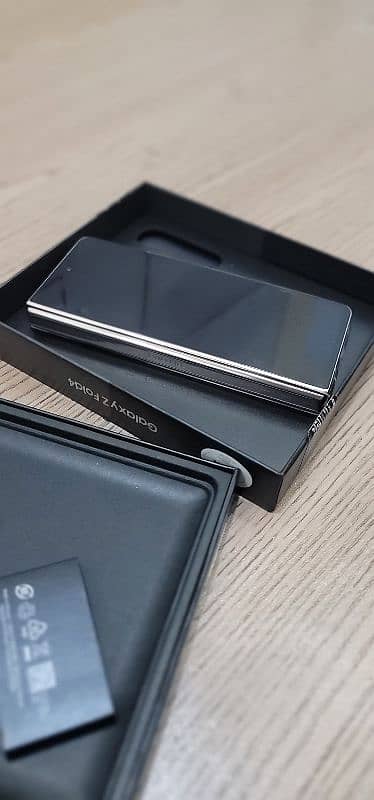 Samsung Z Fold 4 - condition 10/10 5