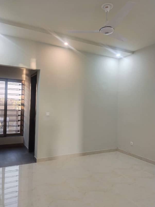 Bahria Enclave 10 Marla house available for rent brand new house total 12 Marla good location 15