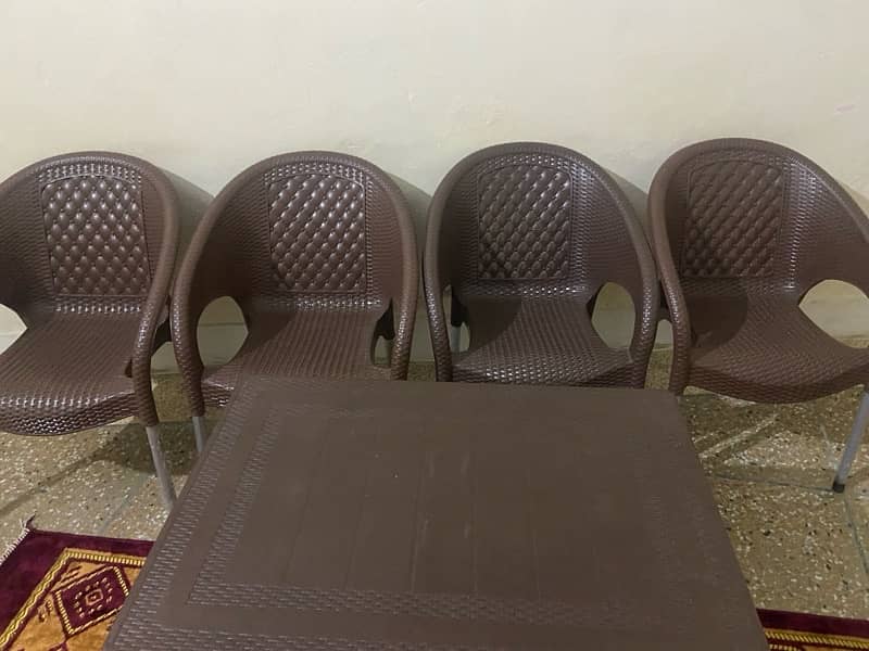 condition 10/10 Brown colour Chair and Table set 2