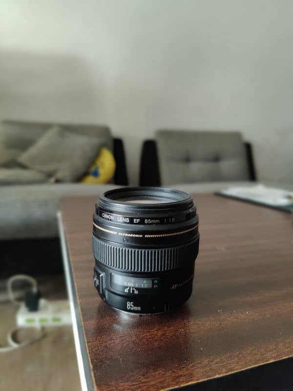 Canon 85mm 1.8 with box 10/10+condition 1