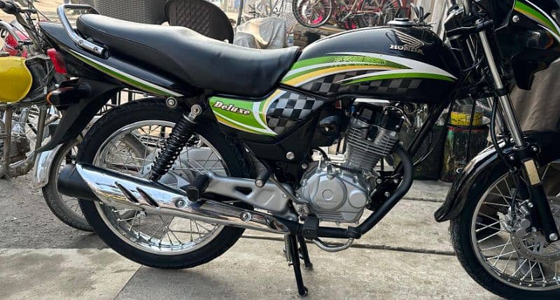 Honda deluxe. mobile number 0340 5443364. 4