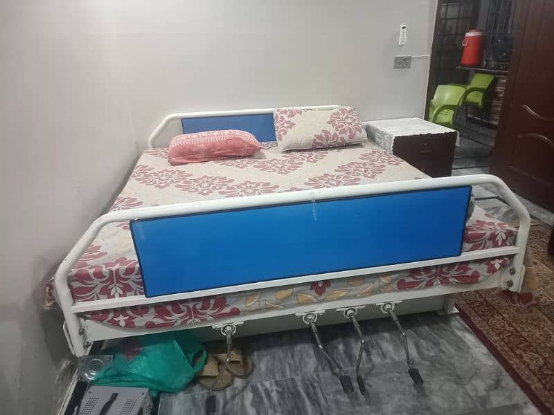 Customized Manual King Size Bed for Patients 1