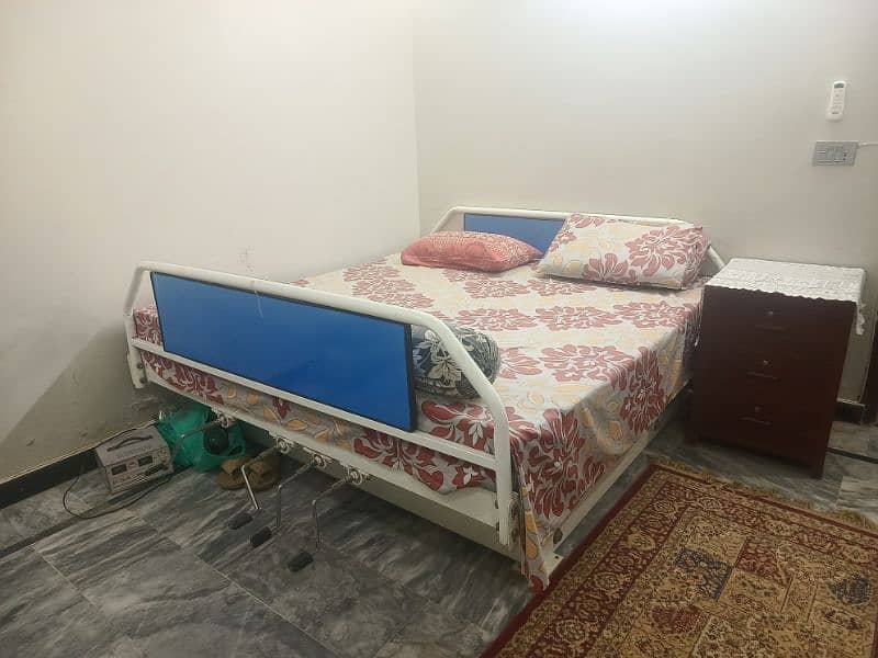 Customized Manual King Size Bed for Patients 2