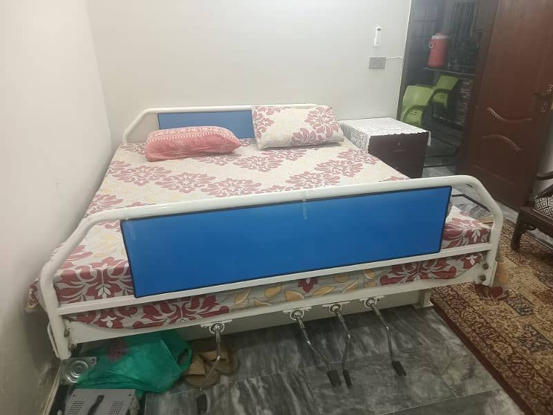 Customized Manual King Size Bed for Patients 3