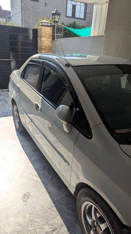 I want to sale Honda city white colour 2004 6