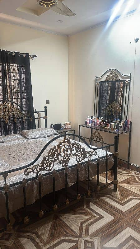 Almost new iron bed for sale 0