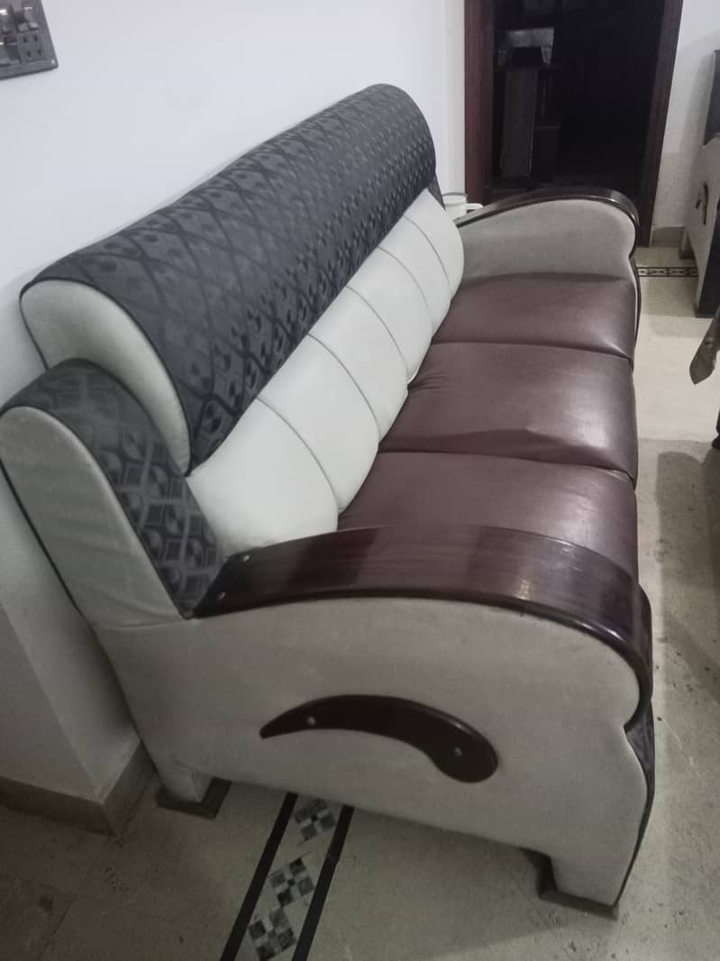 Just like new 3 seater and 1 seater 2 sets 3