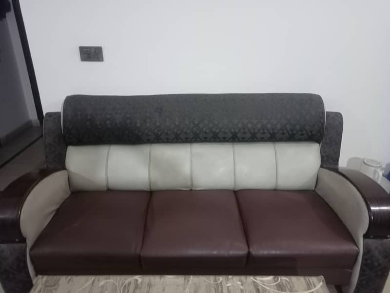 Just like new 3 seater and 1 seater 2 sets 4