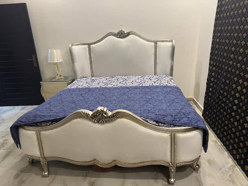 king bed off white colour 0