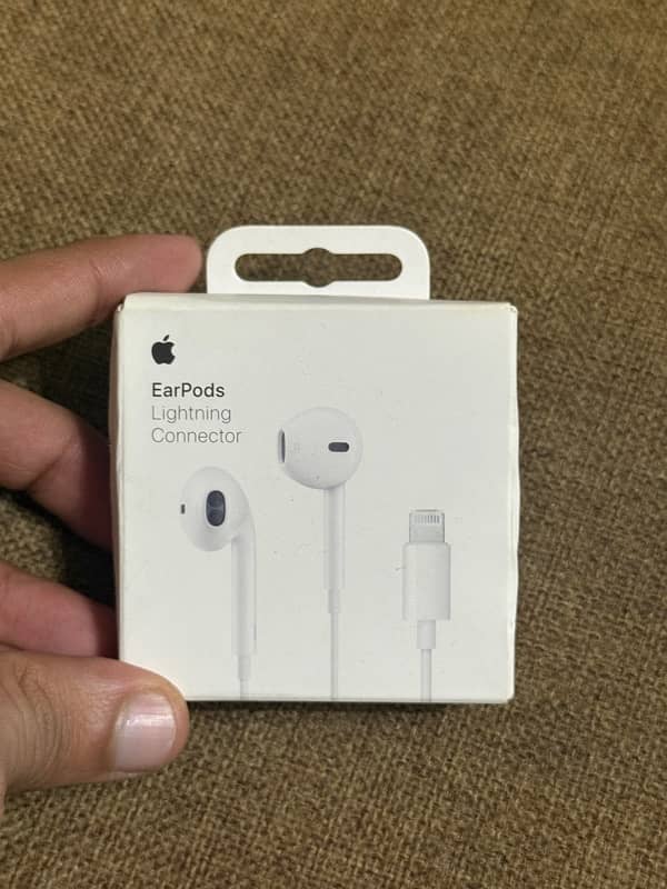 Apple Earpods Lightning Connector 2