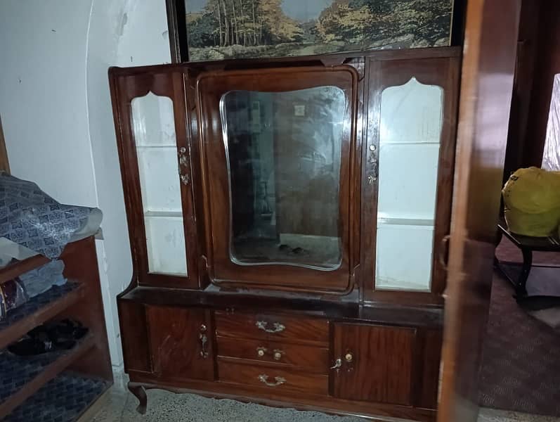 show case in very good condition 1