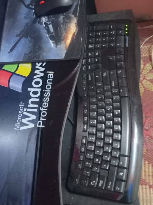 urgent sale, PC computer with table contact with chat and caall 4