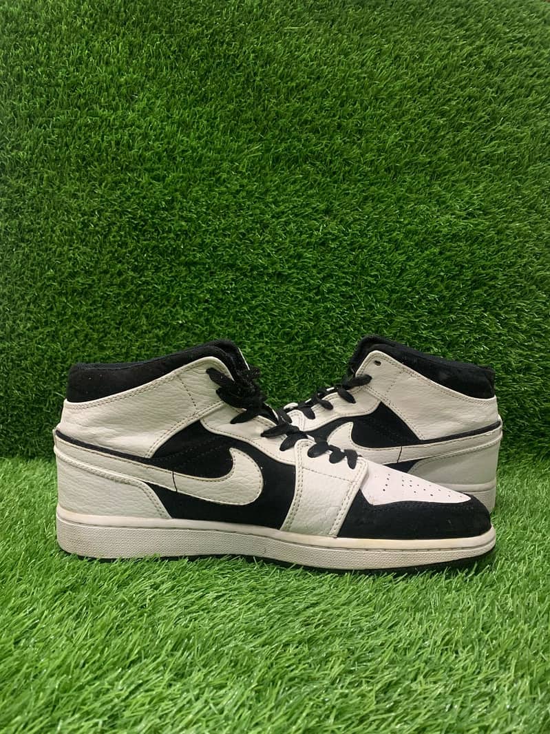 Jordan 1 Mid (White Black) 0