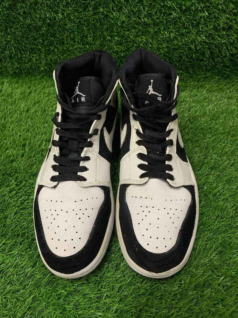 Jordan 1 Mid (White Black) 1