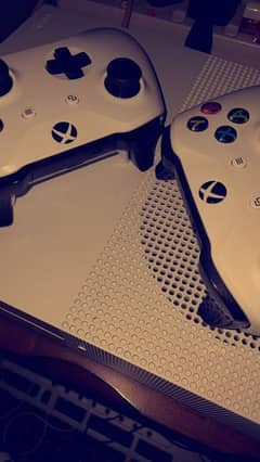 xbox one S 1tb with 2 controllers and 3 cd game (Gta 5, fifa 19, SOTR)