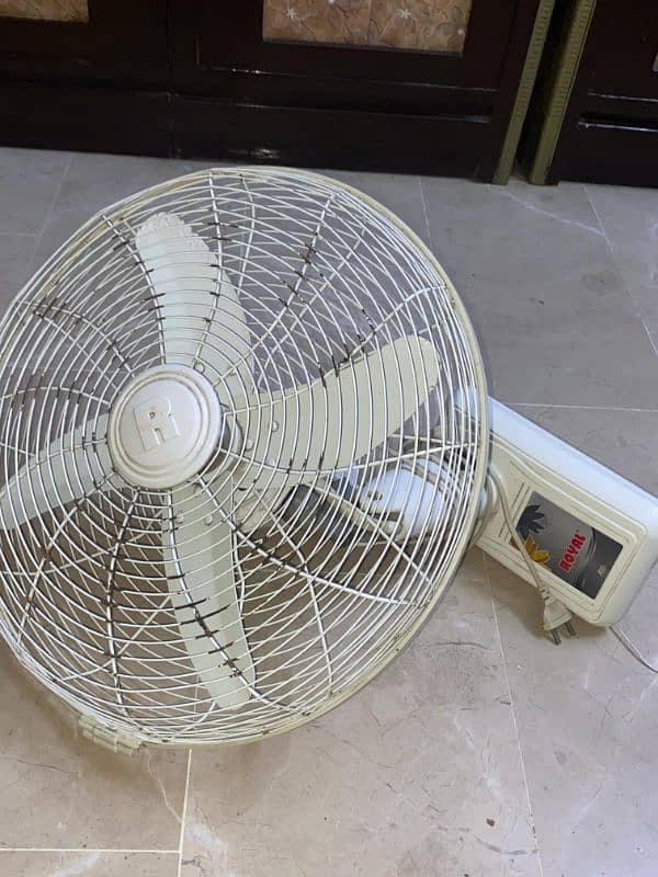 royal fan hai koi isu nhi hai genuine condition hai Kuch Kam nhi hua 1