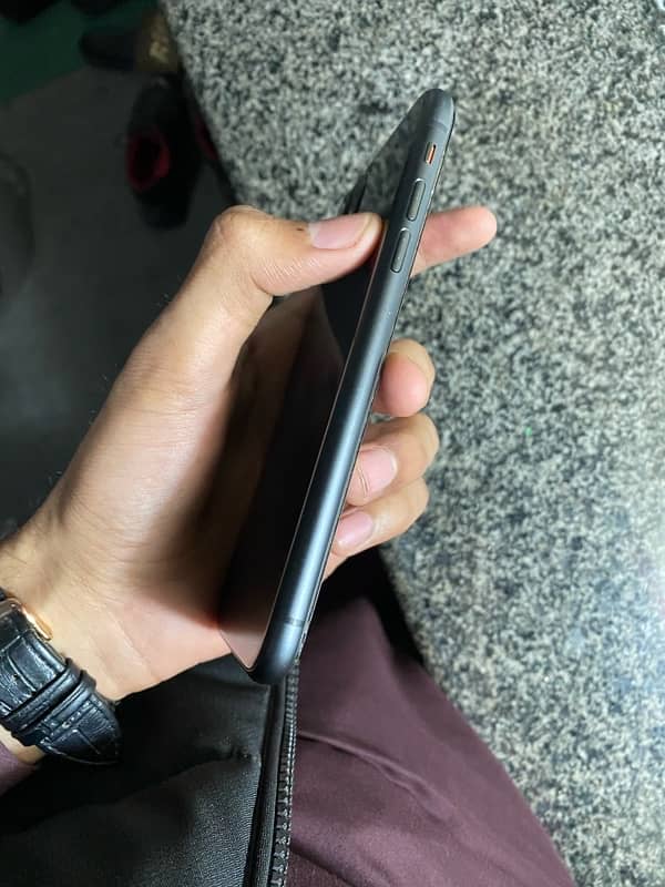 Iphone 11 Factory Unlocked non pta 64gb Black colour 3