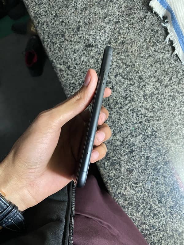 Iphone 11 Factory Unlocked non pta 64gb Black colour 4