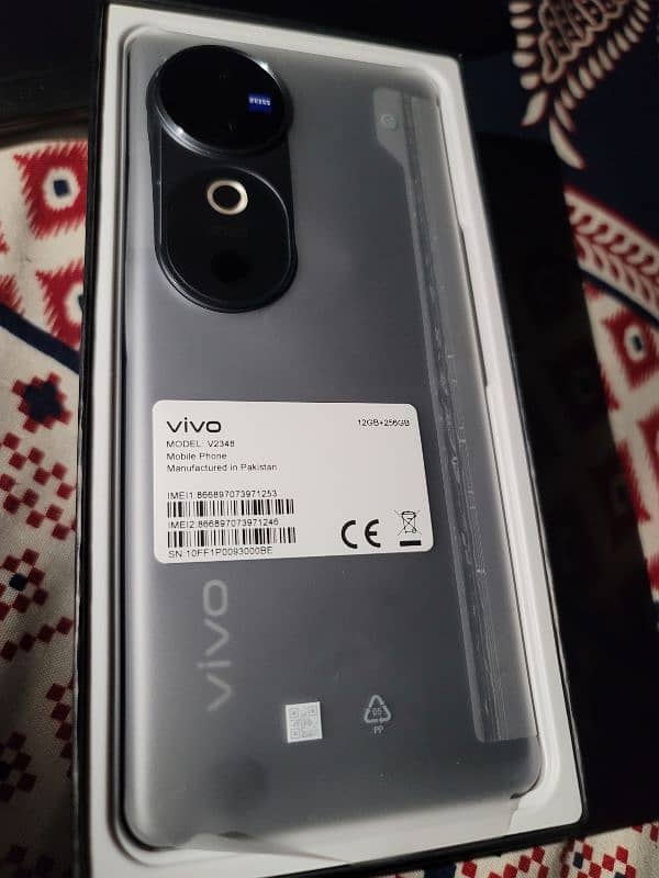 Vivo v40 1