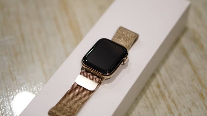 APPLE WATCH 6 GOLD STAINLESS STEEL 44MM 3