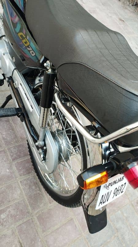 new bike hy abhi Sirf 6600 km Chali hy 6