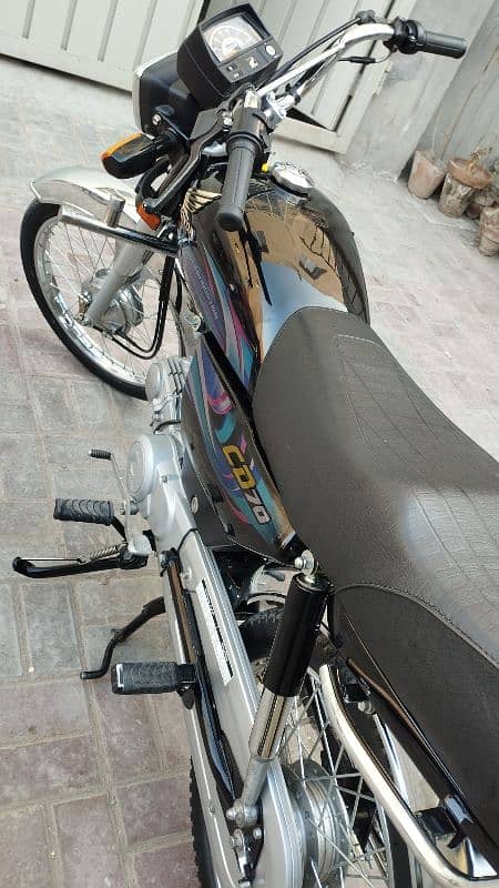 new bike hy abhi Sirf 6600 km Chali hy 7