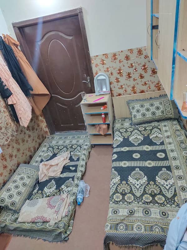 Lahore Furnished room guest House for rent family girls boys couples ke liye 2