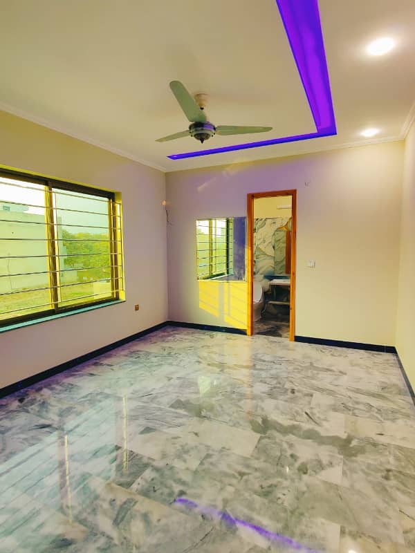 10 MARLA BEAUTIFUL HOUSE AVAILABLE FOR SALE IN LDA AVENUE 5