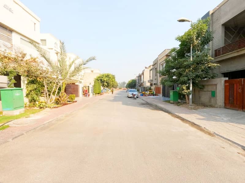 Bahria Town - Nargis Block House For sale Sized 10 Marla 2