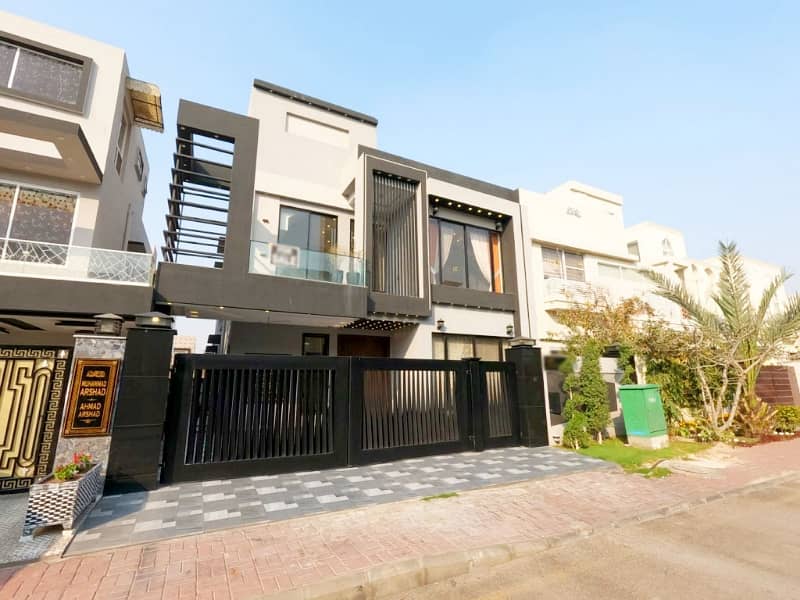 Bahria Town - Nargis Block House For sale Sized 10 Marla 3