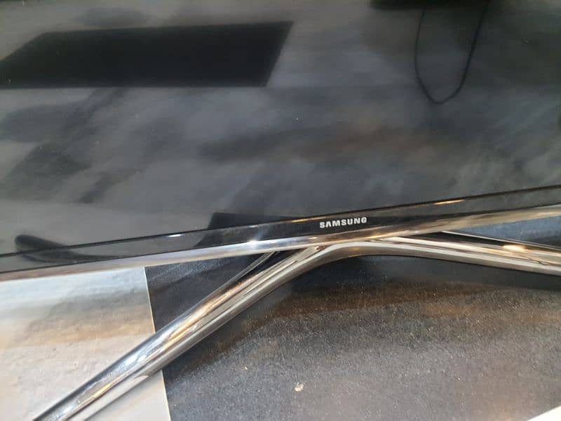 55 inch original samsung smart neat condition (cam from uk) call me 1