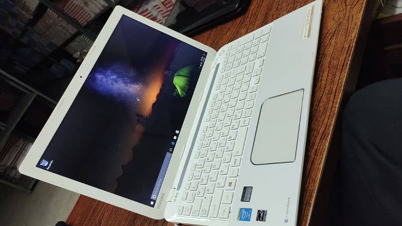 Toshiba laptop i 3 4grn 8gb ram ddr4 120ssd 6