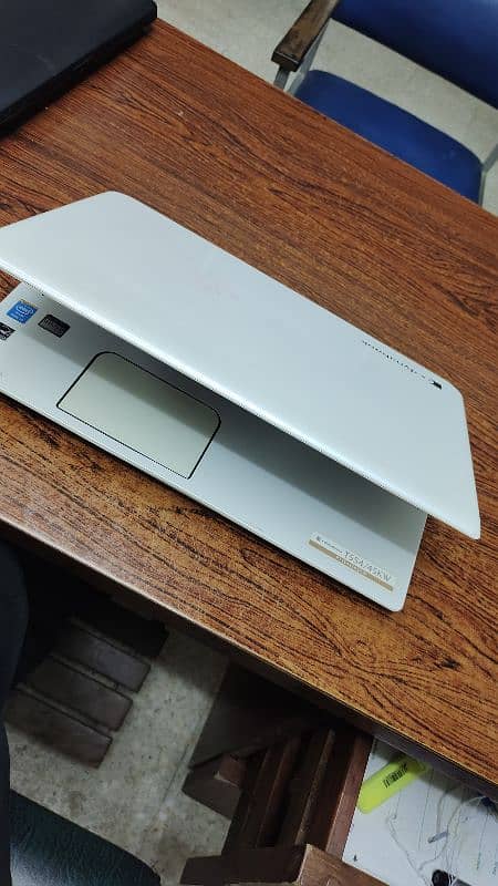 Toshiba laptop i 3 4grn 8gb ram ddr4 120ssd 11