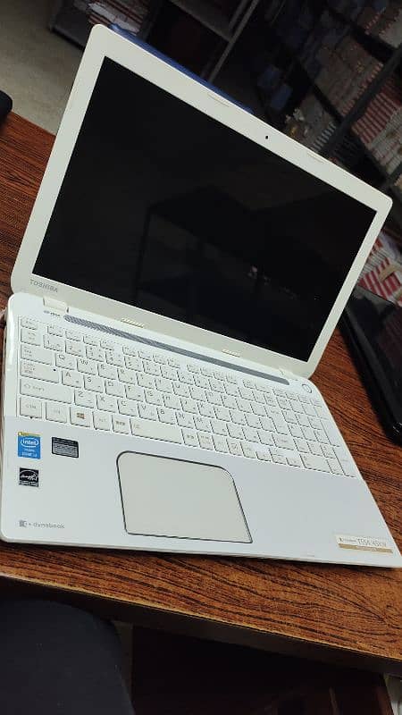 Toshiba laptop i 3 4grn 8gb ram ddr4 120ssd 12