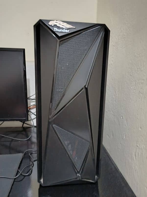 I'm selling my beast of a gaming/editing PC in 10/10 condition, 2