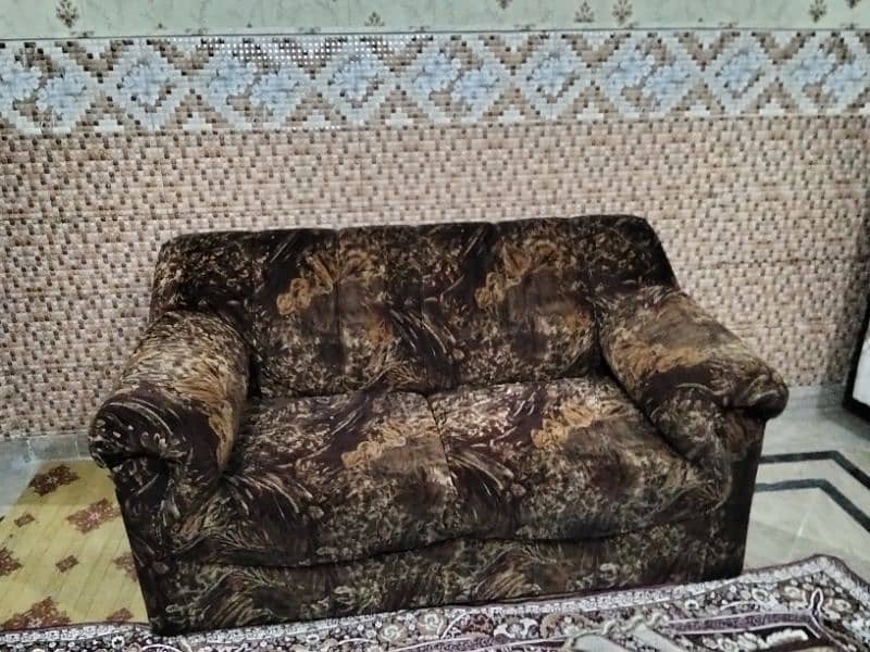 good condition 1'2'3 sofa set for urgent sale. . 0